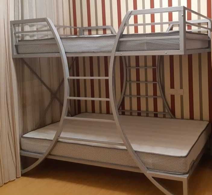 Двухъярусная металлическая кровать (двухярусная). Доставка бесплатно.