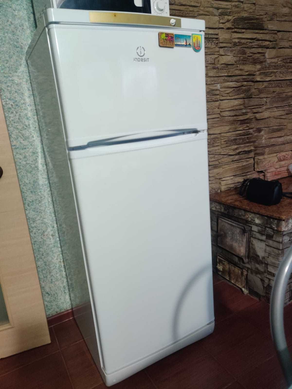 Холодильник Indesit
