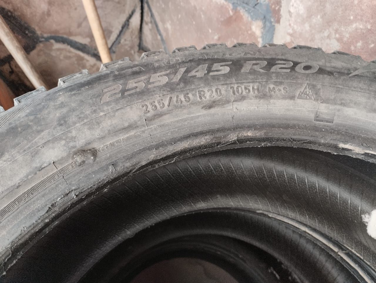 Продам резину 255/45 R20.