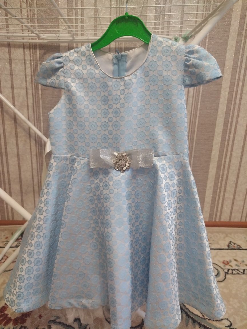 Продам нарядные платье НА девочек