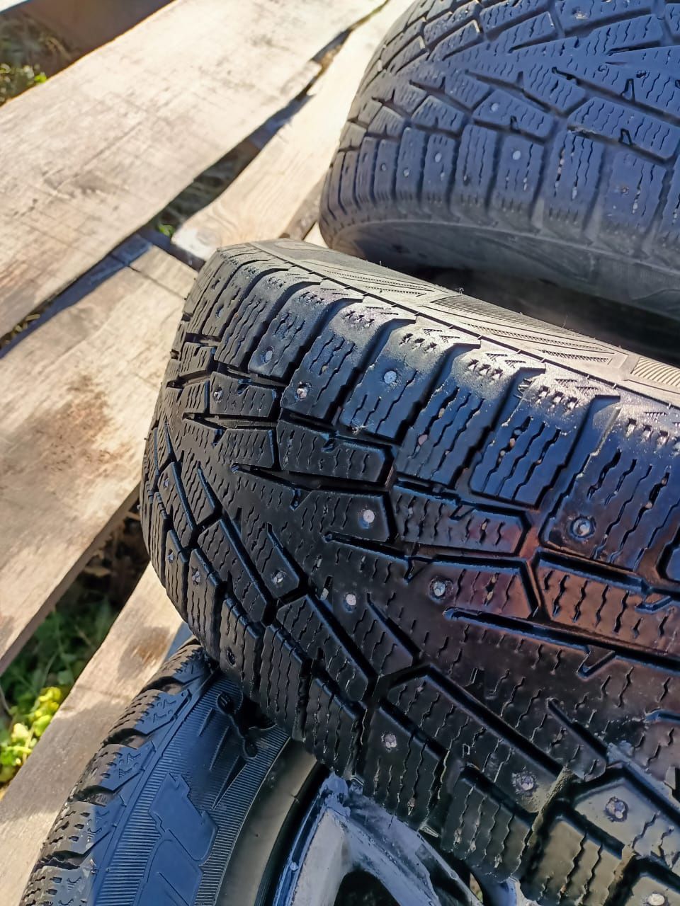 Продам комплект  зимних шин с дисками 205/65/R15 Cordiant snow cross.