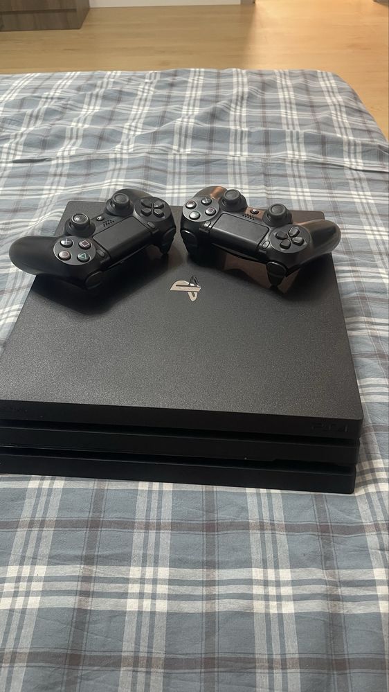 Продам playstation 4 pro 1 TB в хорошем состоянии
