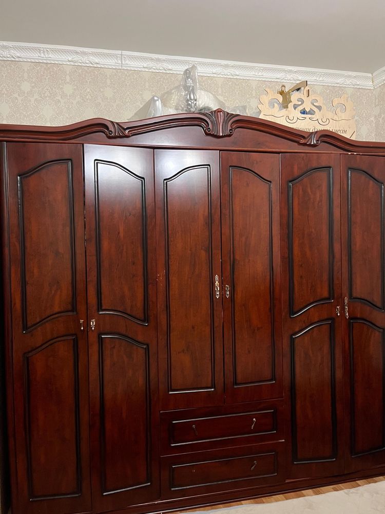 Спальный гарнитур,настоящее дерево