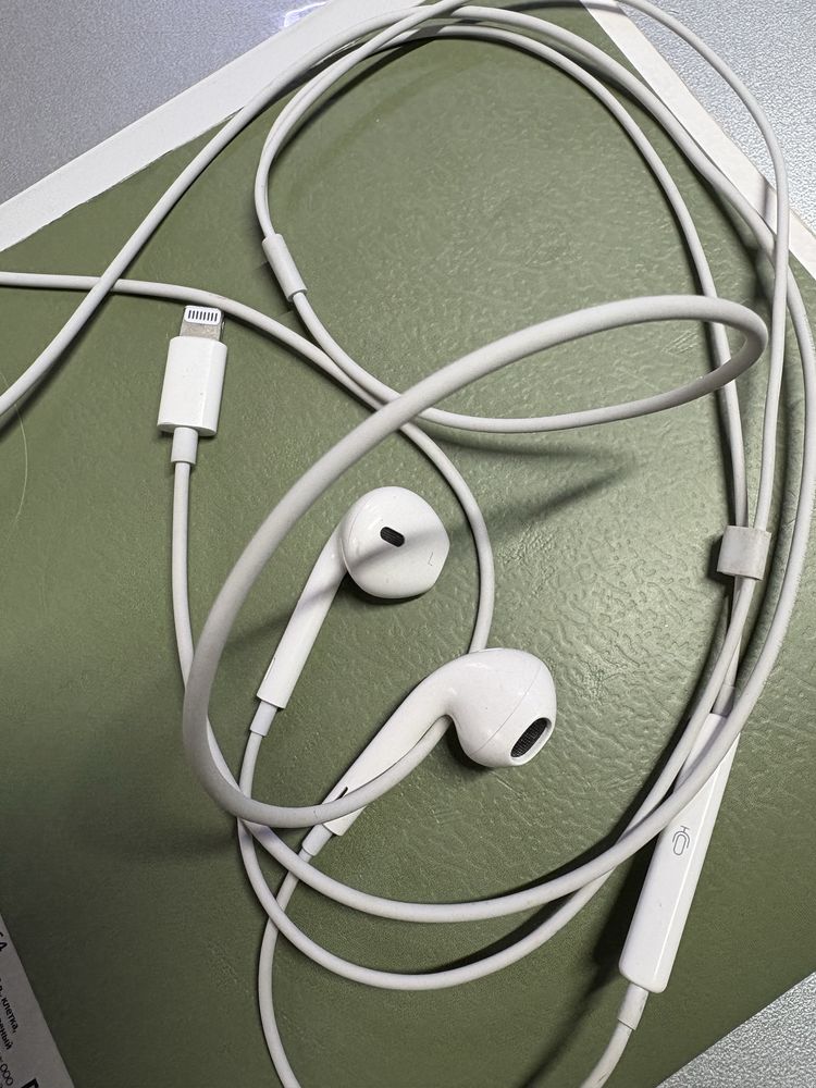 Продам наушники earpods lightning
