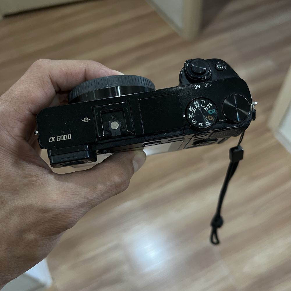 Продам камеру Sony a6000 , без объектива , только тушку.