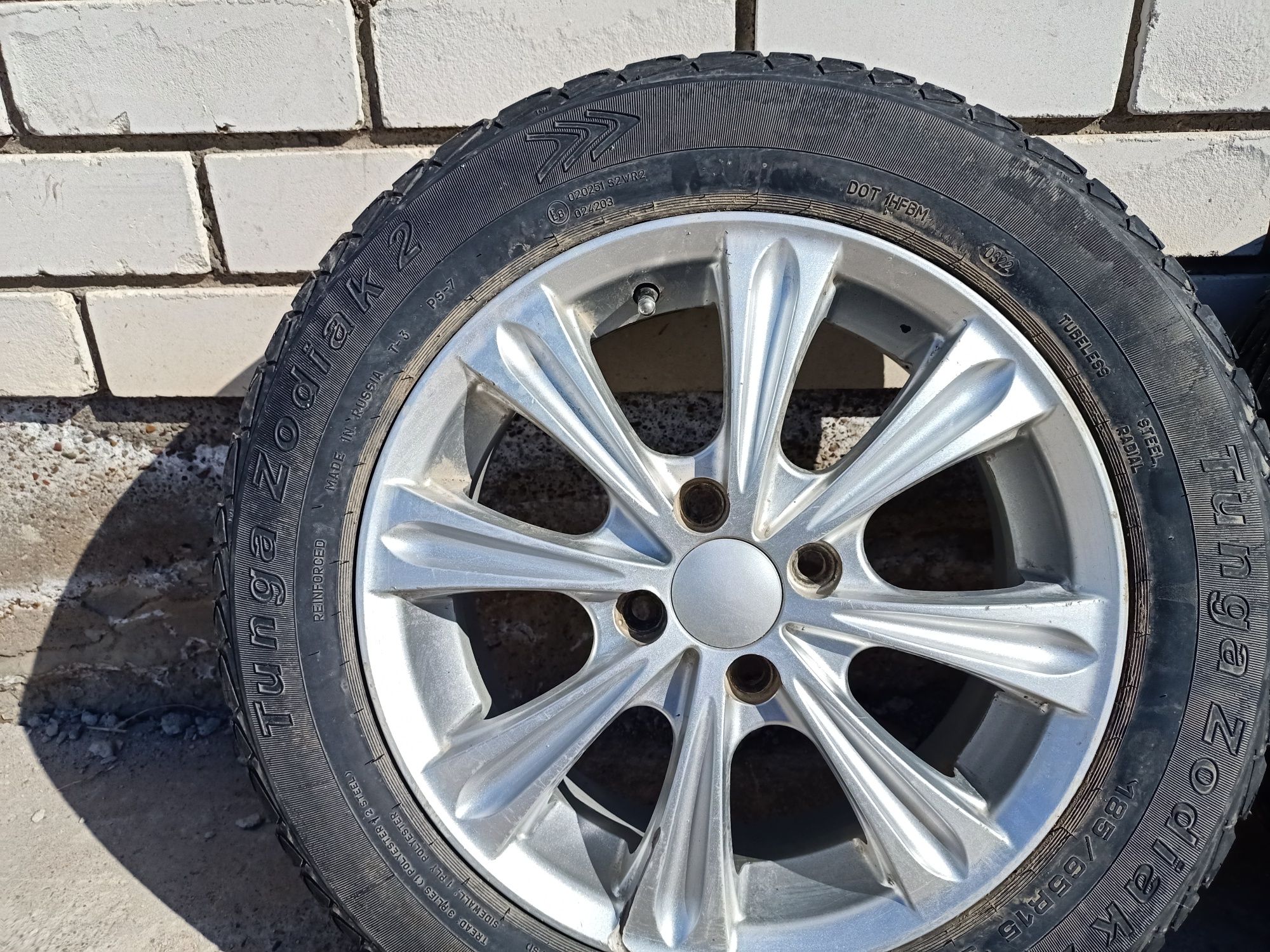 Продам летные шины в комплекте. Размер 185/65  R 15 . Срочно.