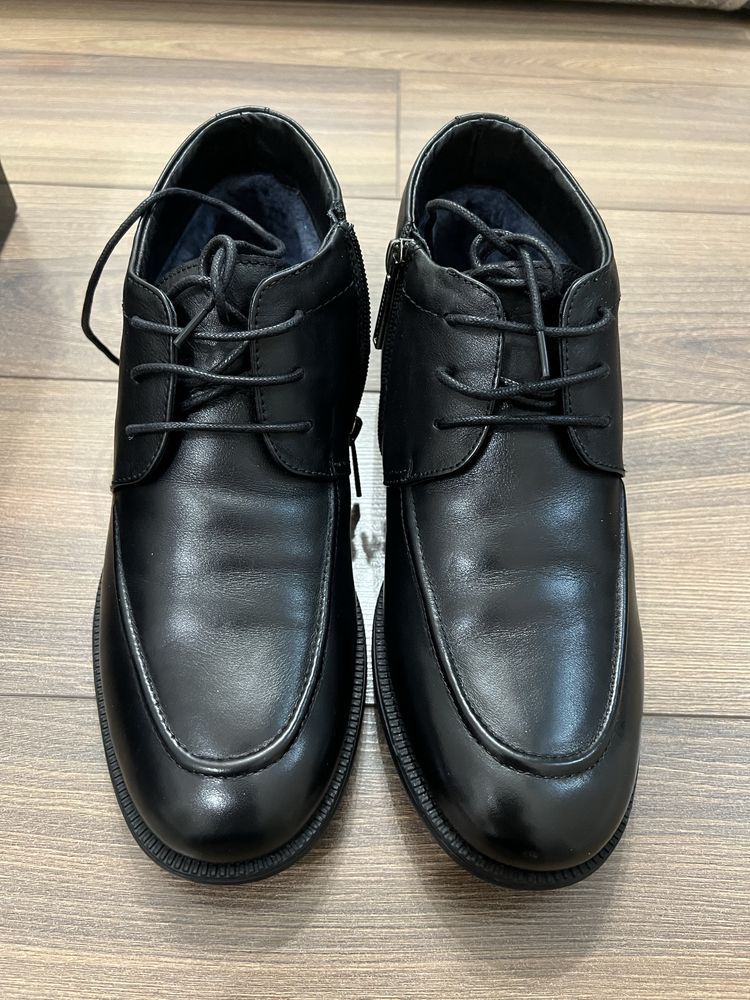 Продам мужские зимние ботинки 39 размера