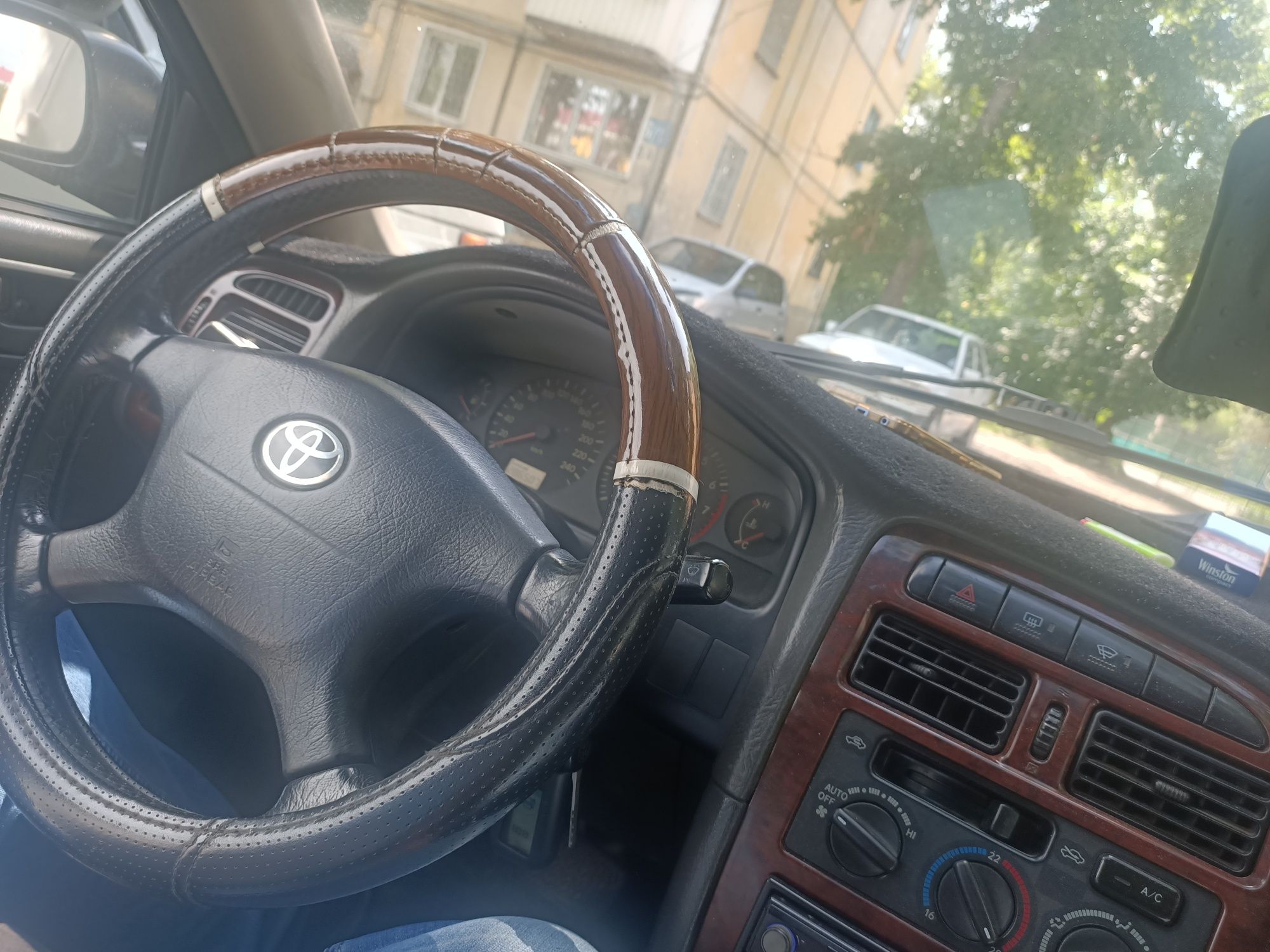 Машина Toyota Avensis универсал.2000г , автомат,пробег 286000км,