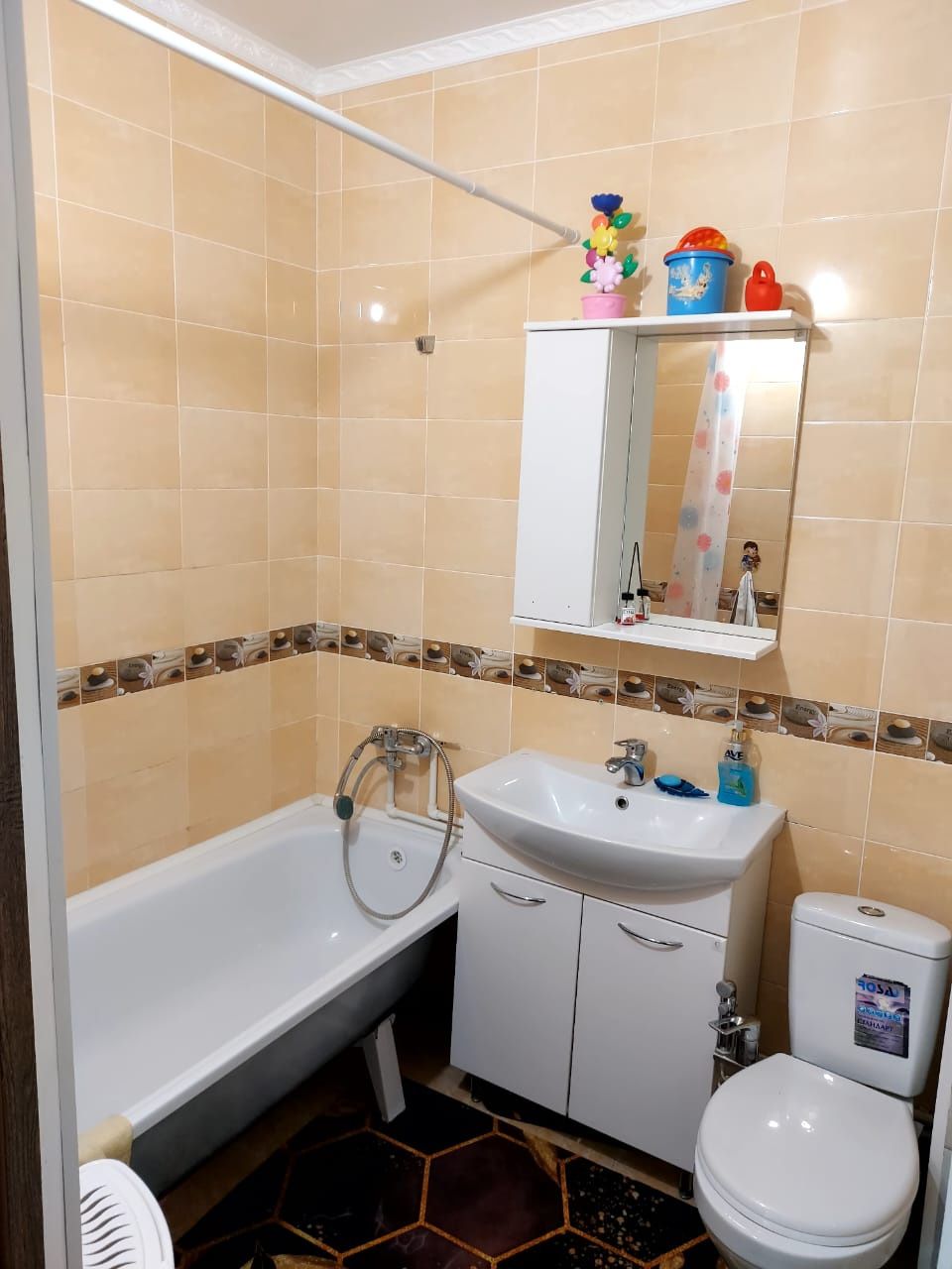 СРОЧНО!!! Продам 2 ком.кв., 62 кв.м., 3/3 этаж, р-н Нур Сити-1, кирпич