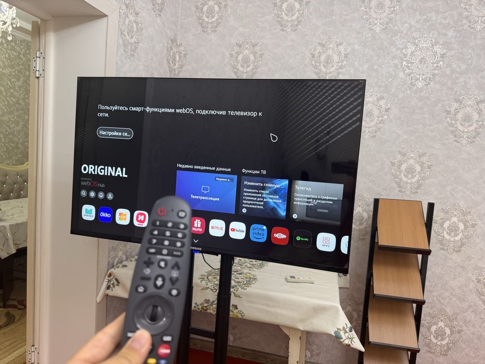 телевизор Samsung с напольной стойкой (почти новый)
