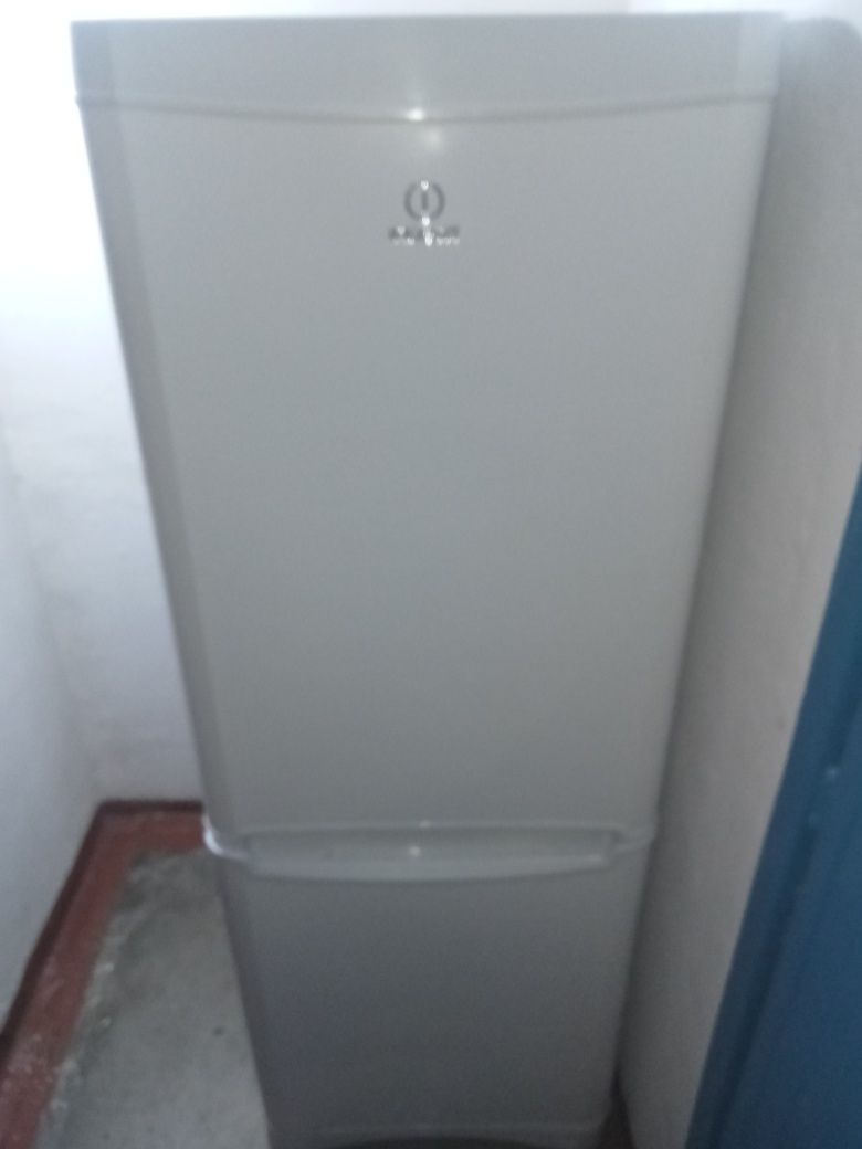 Холодильник Indesit