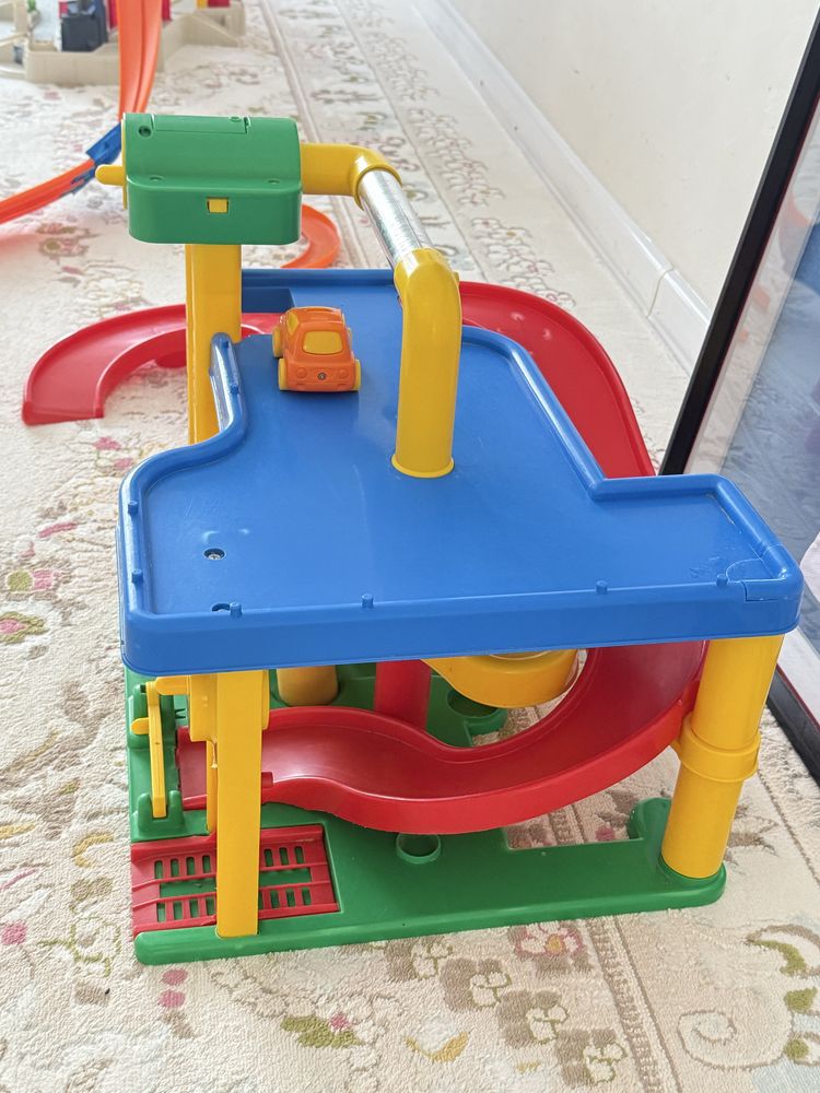Продам игрушку гараж