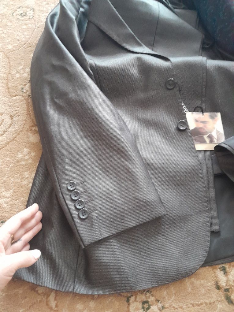 Продам брючный костюм, новый с этикеткой