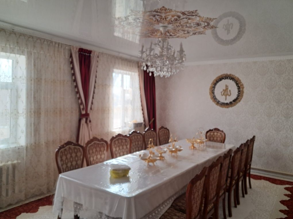 Стол и стулья для гостиной и для кухни