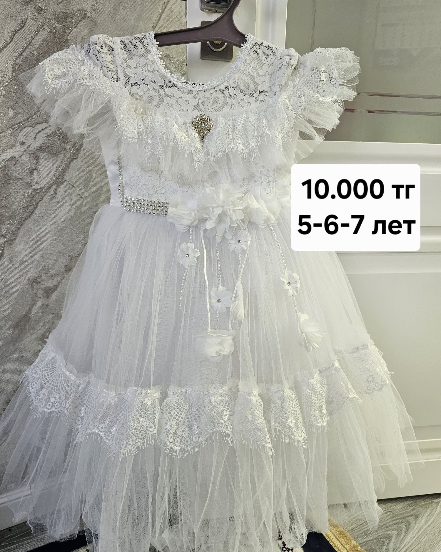 Продам платья на девочку 5-6 лет в отличном состояний