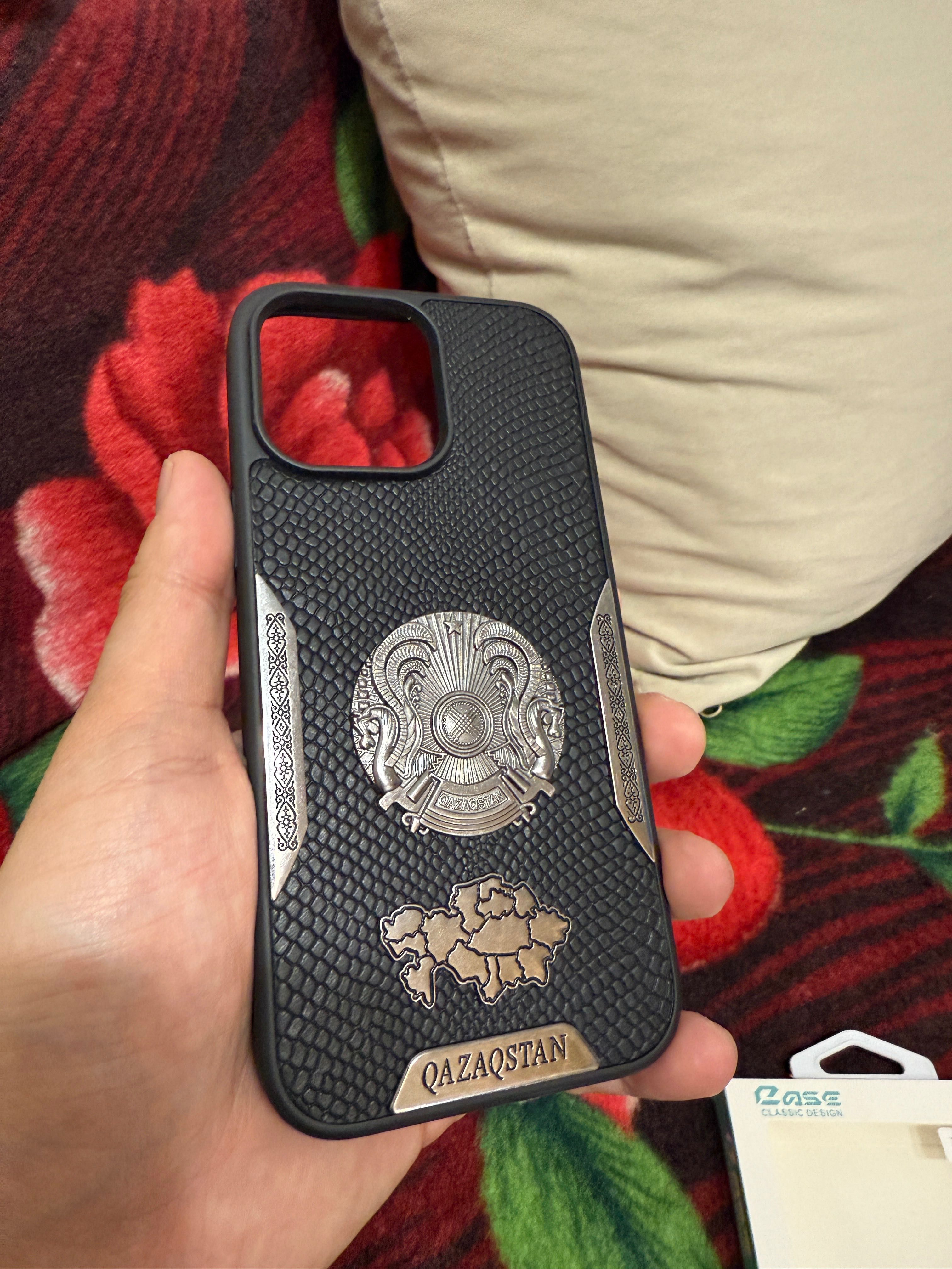 Чехол для iphone 16 Pro Max с гербом из тонированного металла