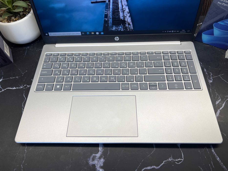 Ноутбук HP Laptop 15 - Ryzen 5‑7520U / 16GB / 512GB SSD / 15.6" IPS