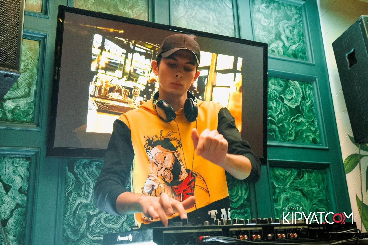 Dj-Диджей с Аппаратурой, Светомузыкой на выезд; аренда звука, света