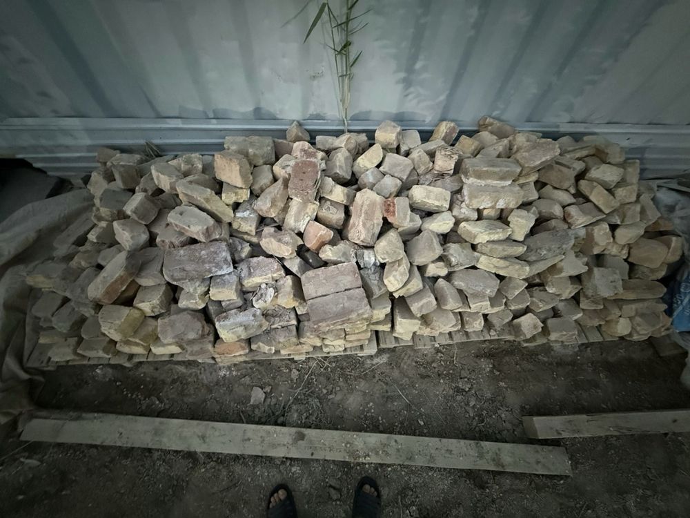 Жжный кирпич продам все