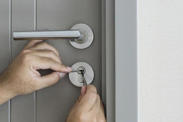 Установка дверей любой сложности  г. Актау