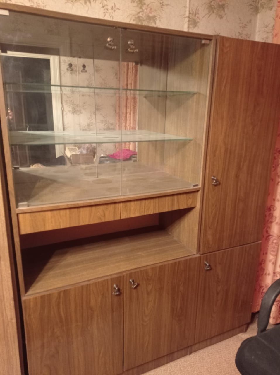 Продам шкаф в гостиную