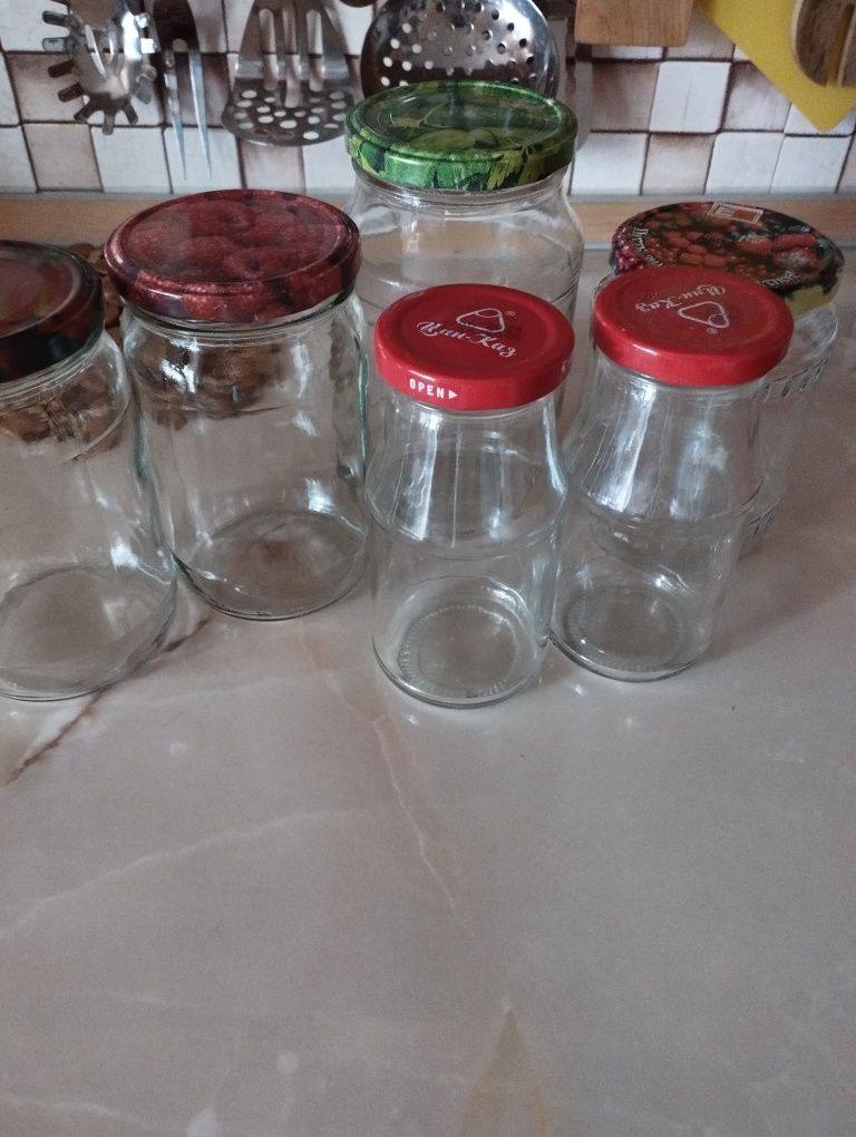 Продам баночки с винтовыми крышками .