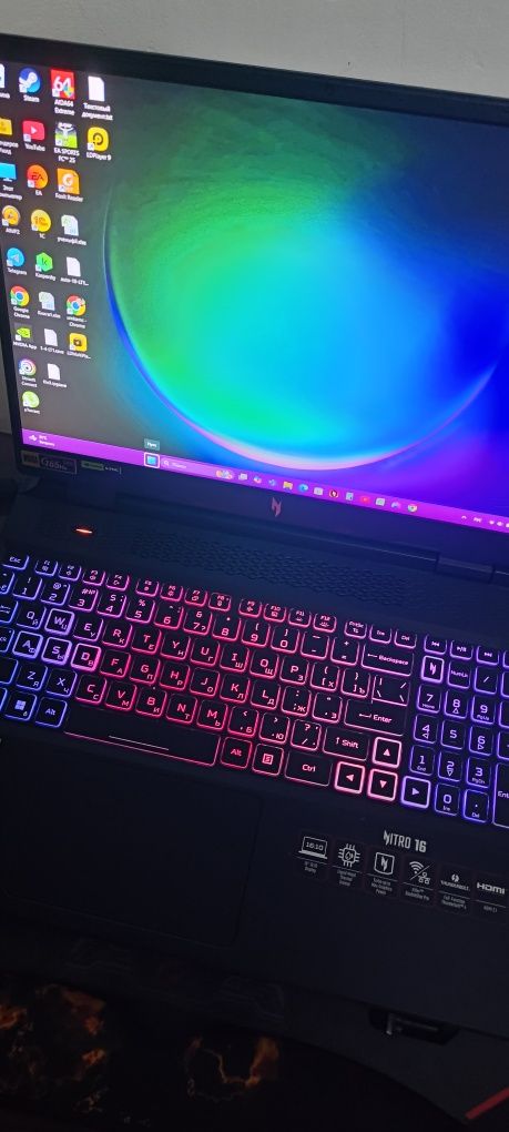 Продает игровой ноутбук,
