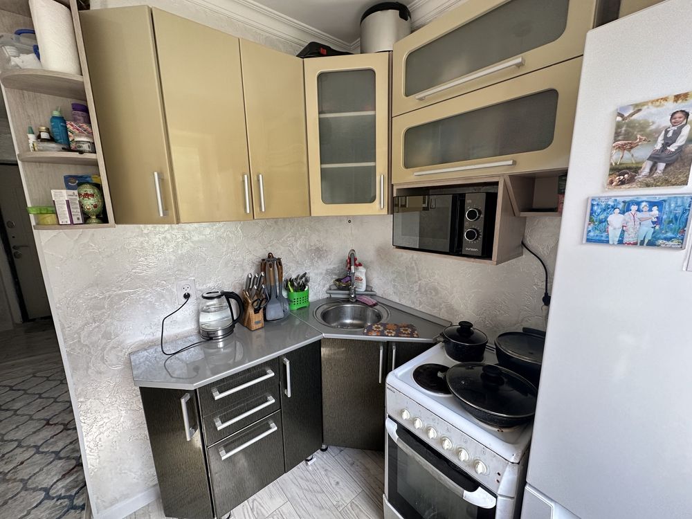 Продам 3 комнутную квартиру на первом этаже с балконом.
