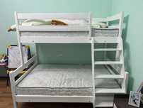 Продам кровать двухъярусная снизу полтораспалка