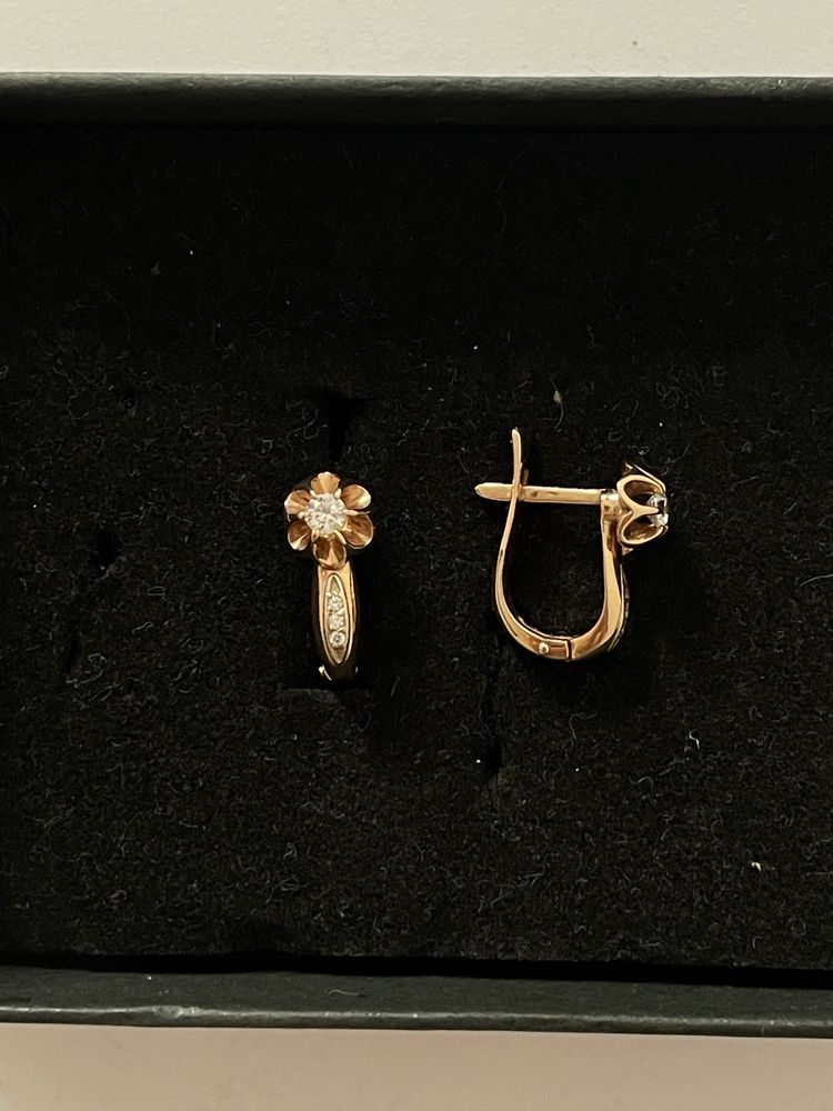 Продам золотые серьги новые