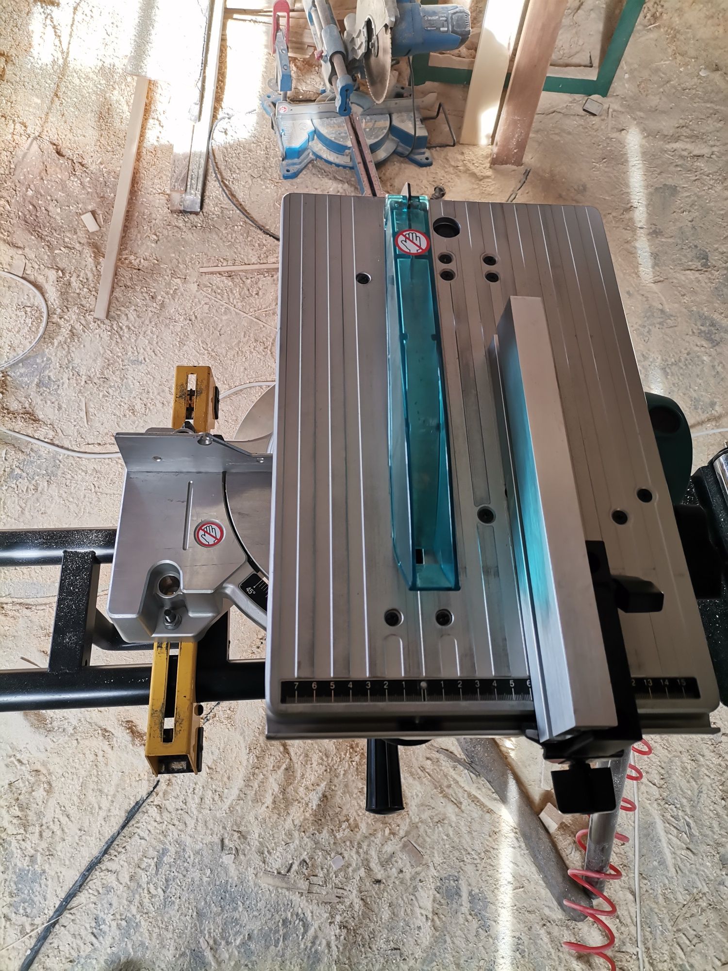 Продам торцовка Makita LH1040