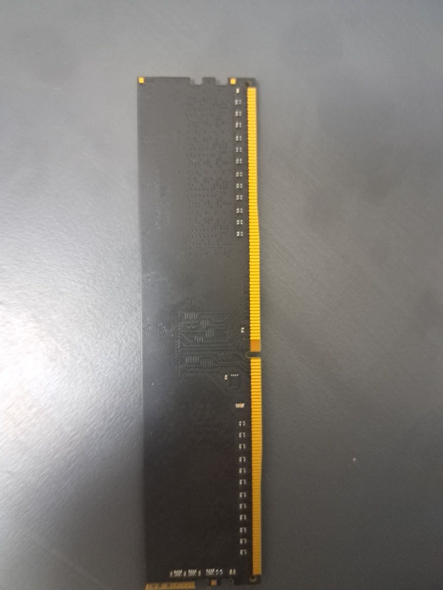 4 гигабай оперативка DDR4