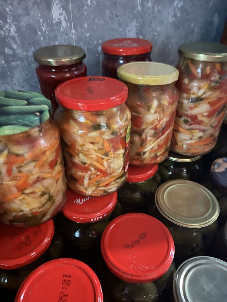 Продам соленья, салаты, икру, ассорти. Цена договорная