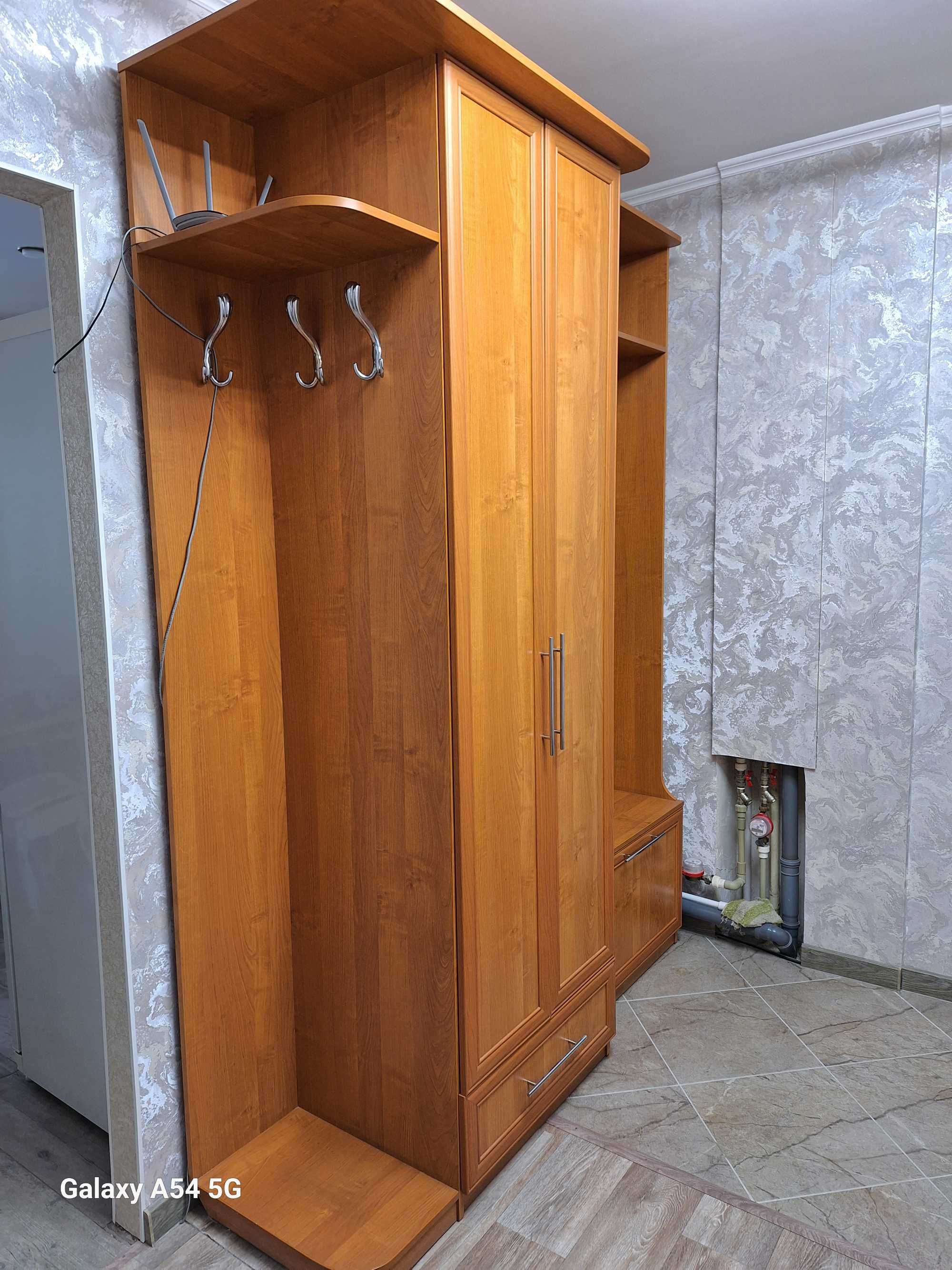 Прихожая с тумбой