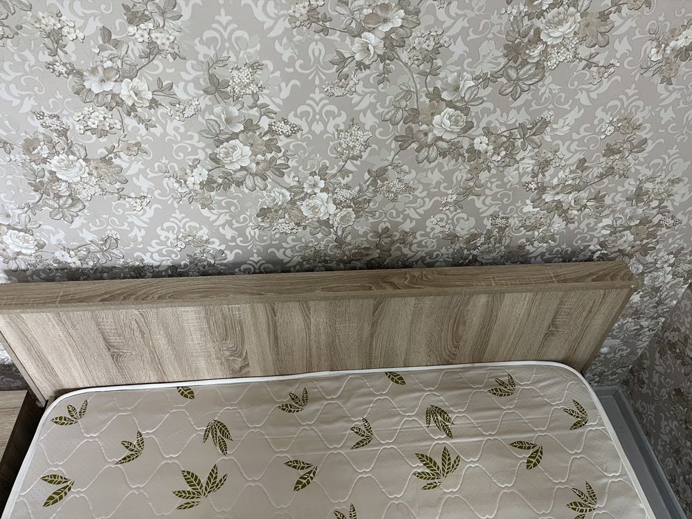 Кровать с прикроватными тумбами