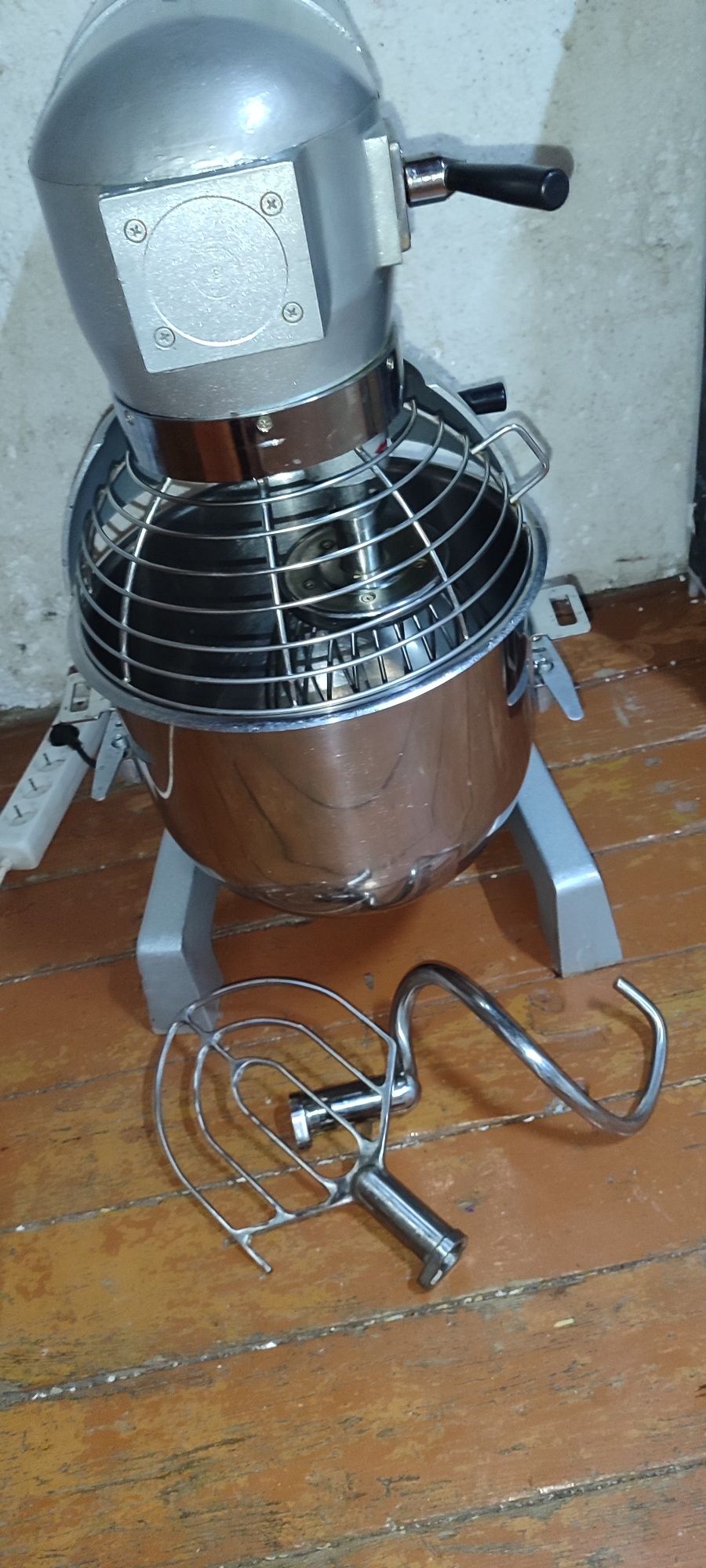 Продам б/у Миксер  (срочно)