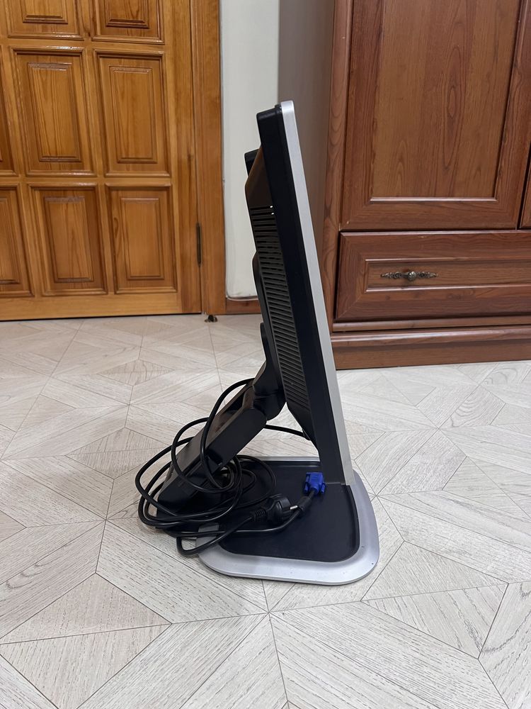 Экран HP L1950