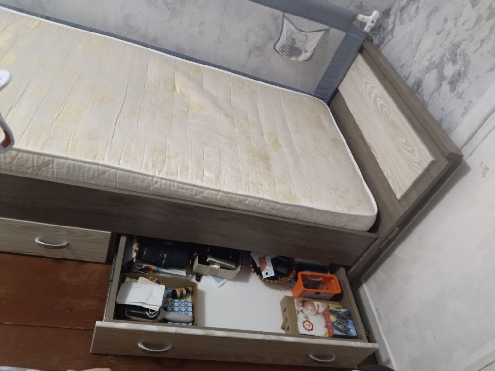 Срочно Продам односпальную кровать с раздвижными ящиками