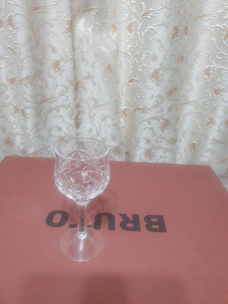Хрустальные фужеры. Большие и маленькие.