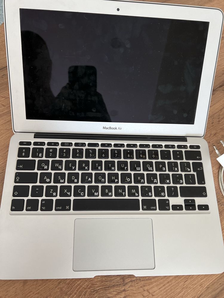 MacBook Air 11-рабочий, но с дефектом экрана