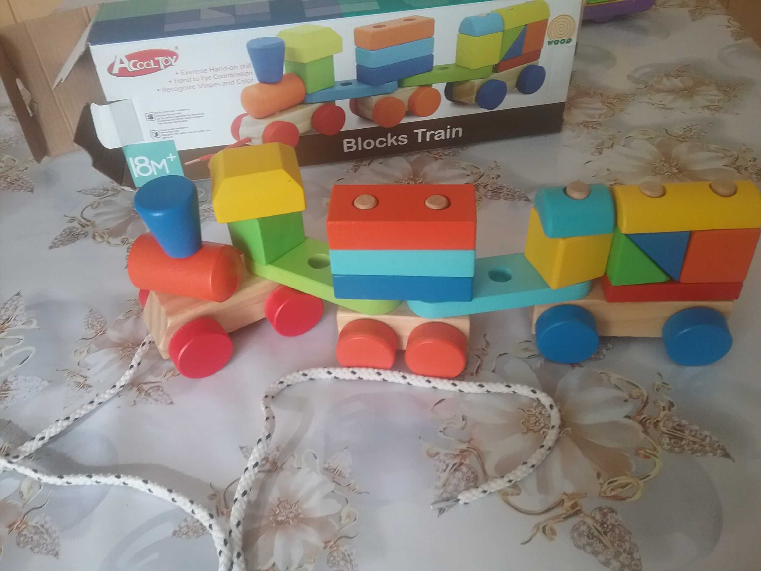 Деревянный паровозик.