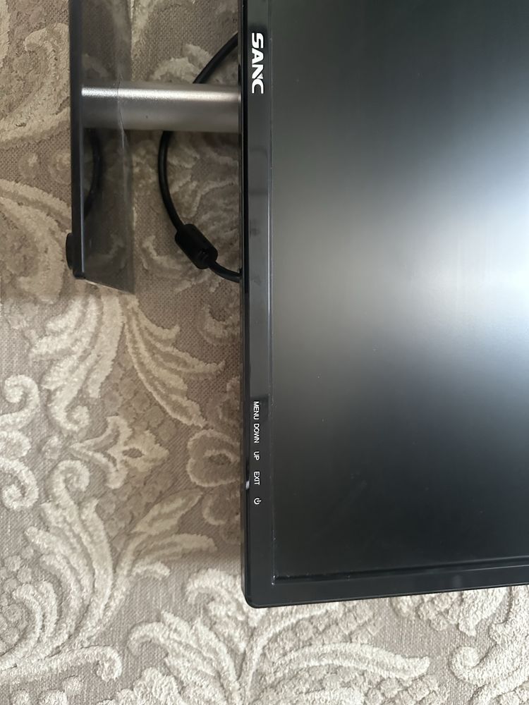 Продам срочно монитор sanc m400