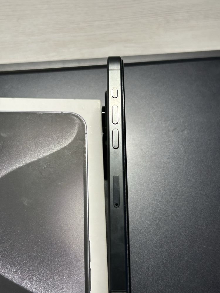 Iphone 15 pro black titanium