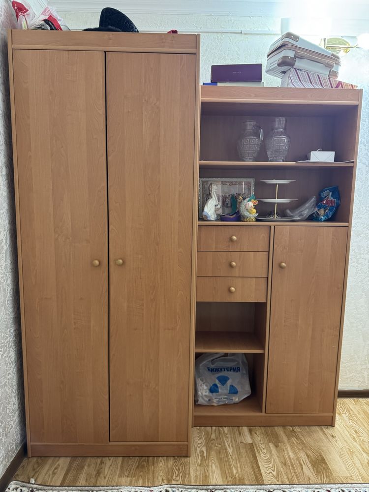 продеатся шкаф комьпютерный столик