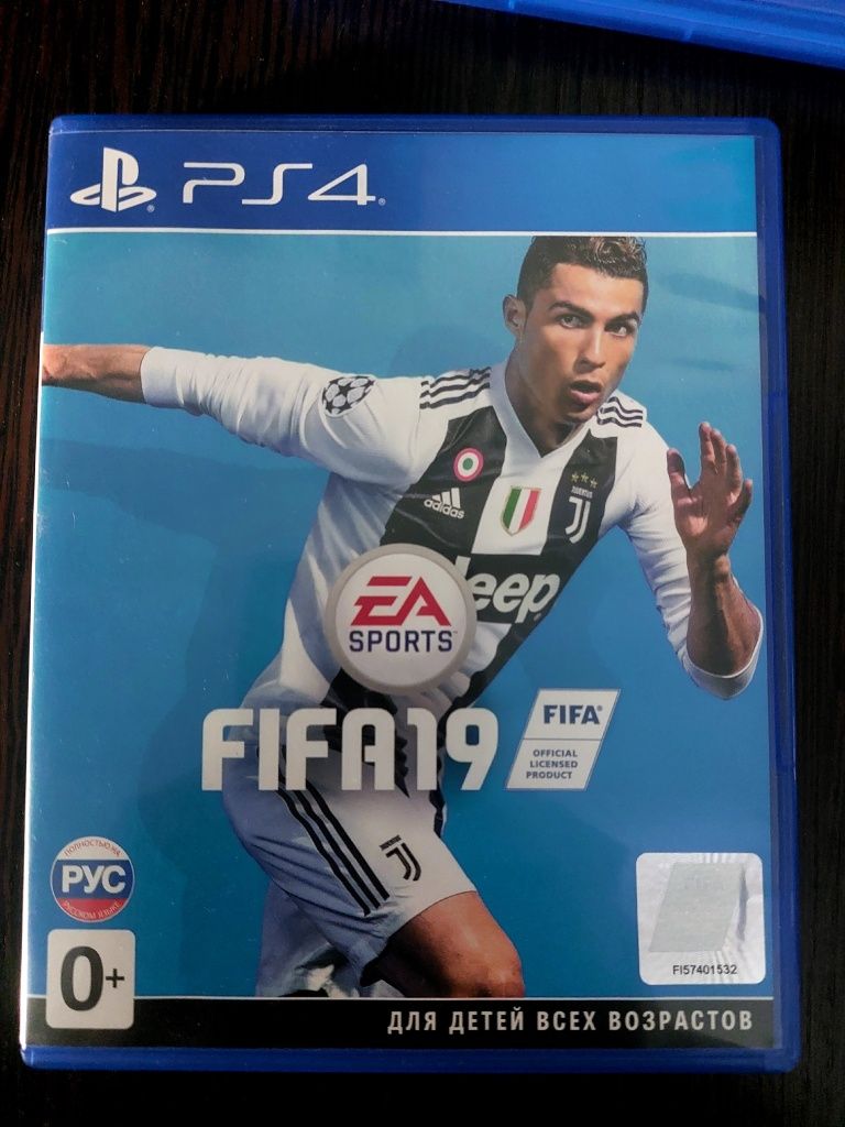 PlayStation 4 Pro 1tb памяти в идеальном состоянии.