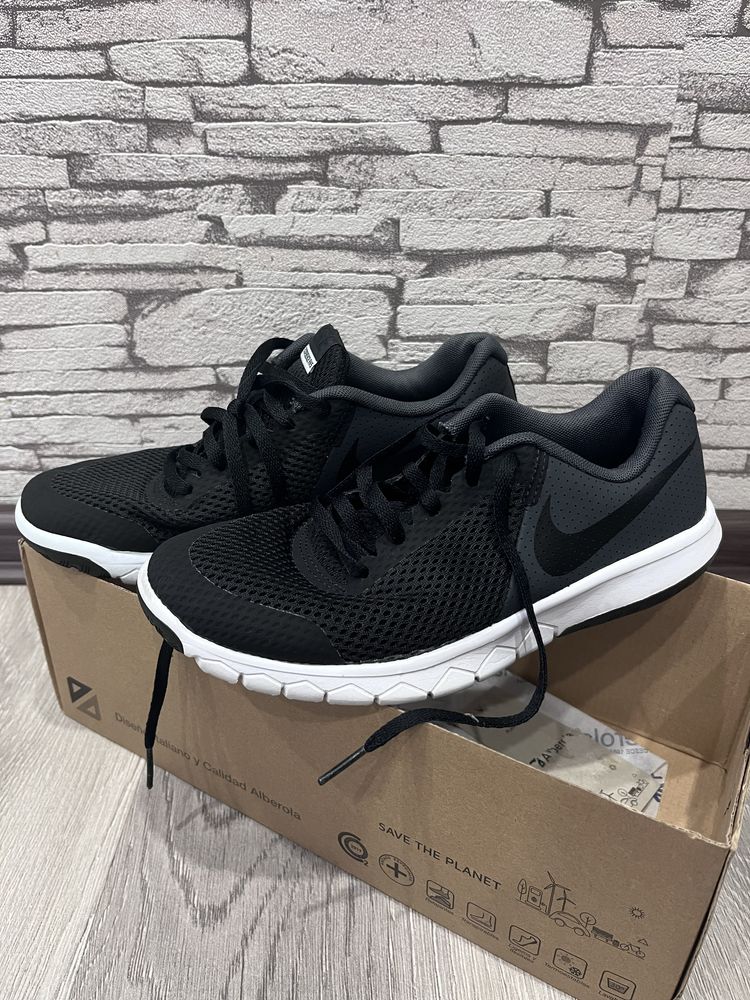 Кроссовки женские Nike р-р 37.5 (маломерят)