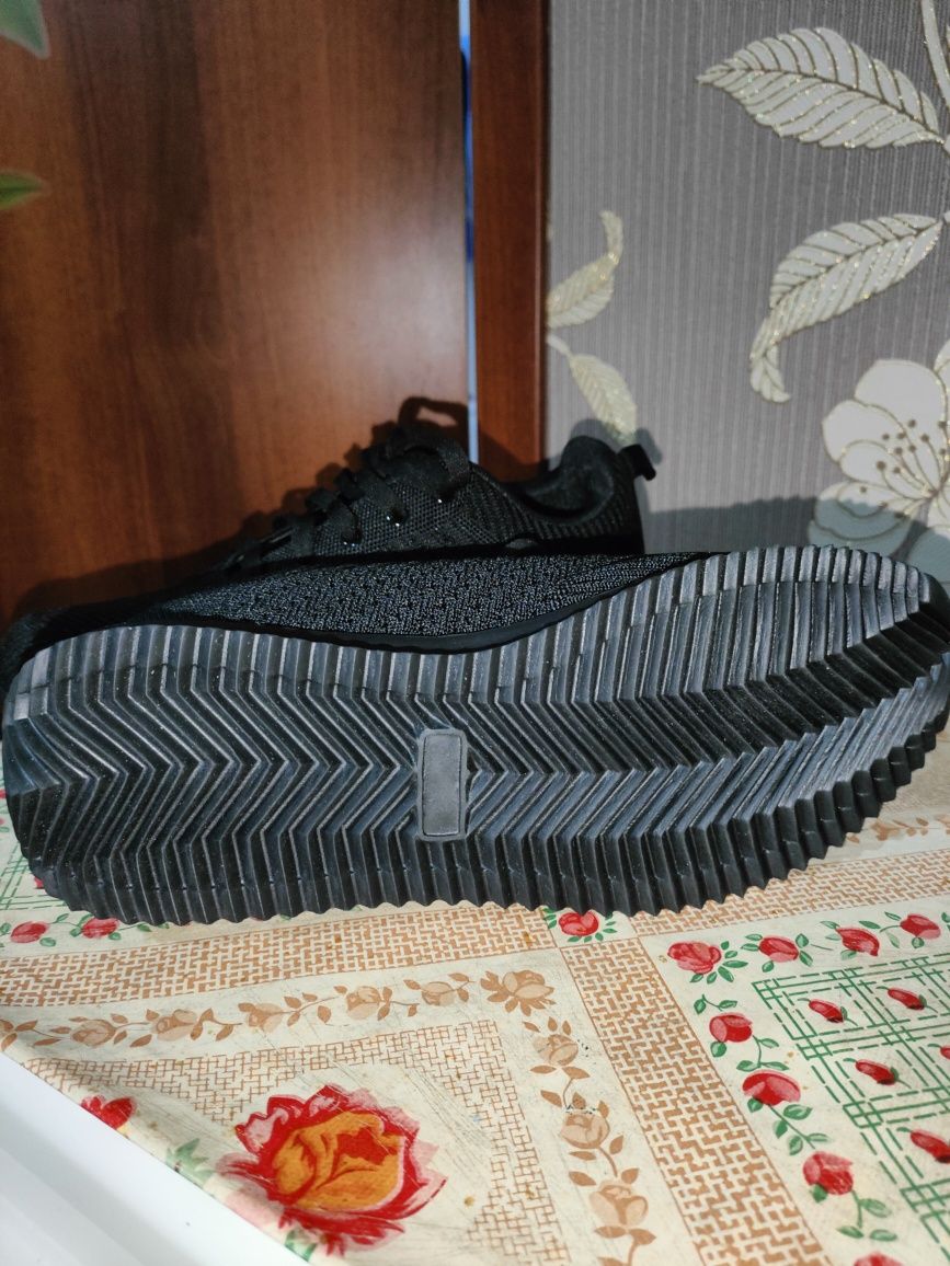 Продаются мужские кроссовки