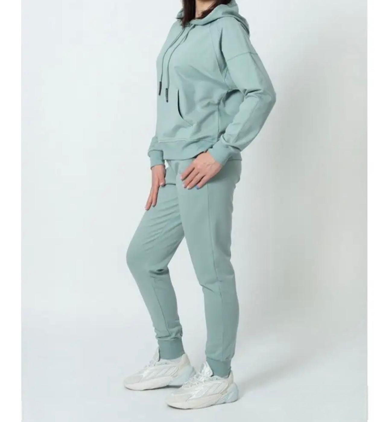 Женский спортивный костюм
