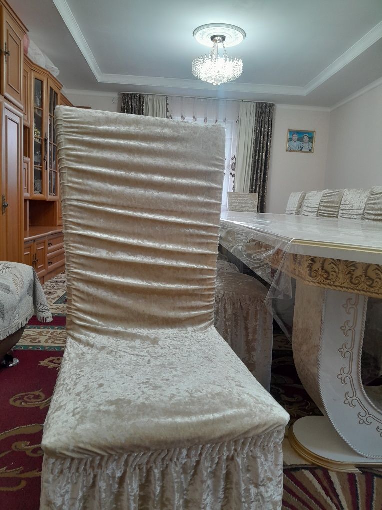 Стол сатылады орындықтарымен бірге