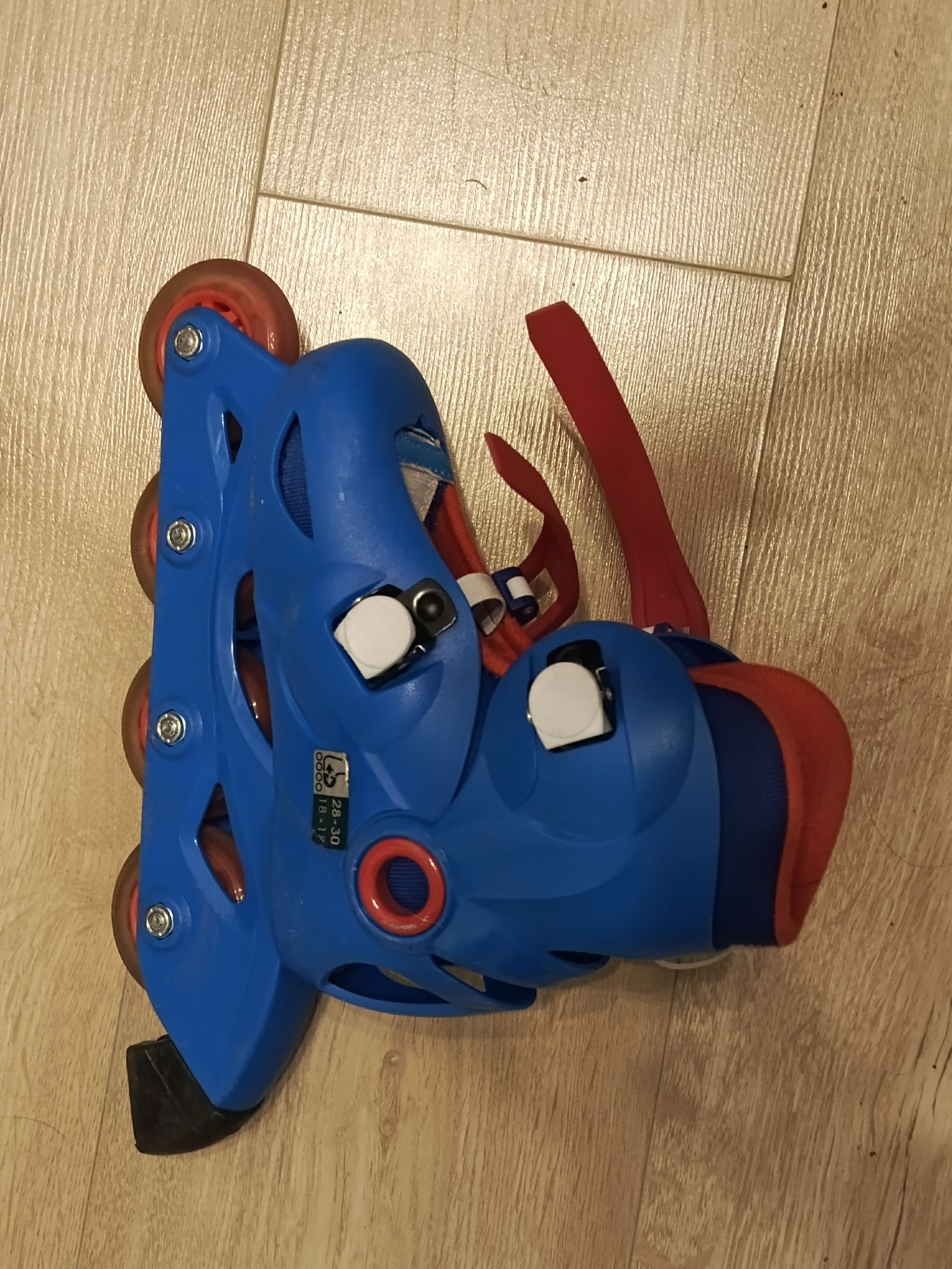 Игрушки скейтборд и ролики продам за 15000 тенге.